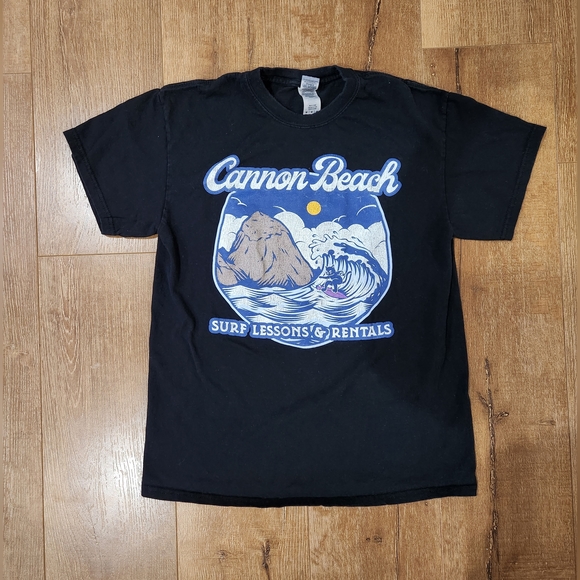 Gildan Tops - Cannon Beach surf lessons unisex graphic shirt size medium oregon beach ocean